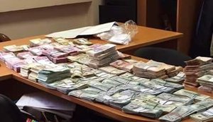 На взятке задержаны должностные лица одной из налоговых инспекций столицы. Изъято 1,7 млн грн., €112 тыс и $270 тыс, - НАБУ. ФОТОрепортаж