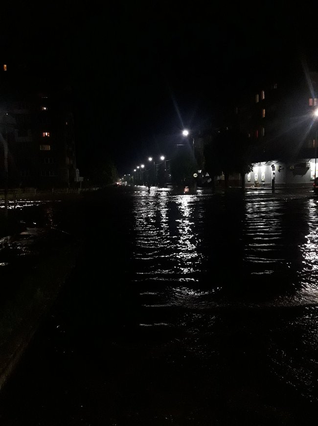 Знеструмлені населені пункти, підтоплені вулиці і будинки: наслідки негоди в Україні 09