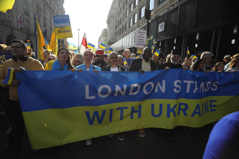 Плече до плеча. У Лондоні відбувся багатотисячний мітинг на підтримку України 07
