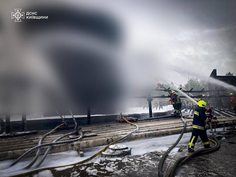 Ліквідація пожежі на промпідприємстві Київщини