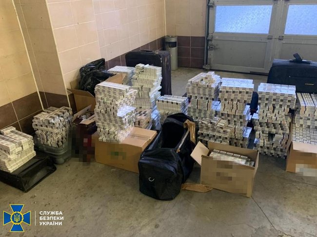 Українські дипломати затримані під час перевезення 16 кг золота і 140 тисяч доларів, - СБУ 03