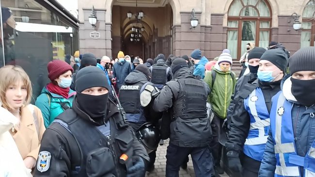 На Марше женщин* в Киеве задержали двух человек 08