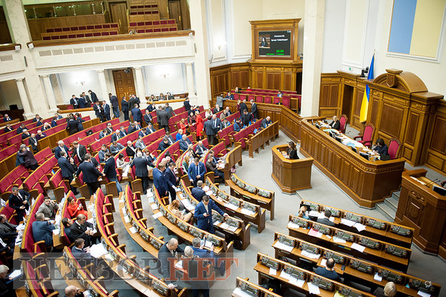 Поцелуй Матиос и Таруты и Ивченко с цепом, - день работы Рады 4 декабря 01