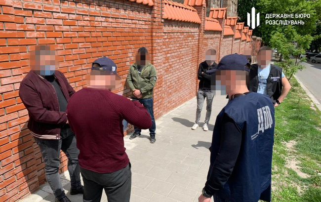 Во Львове при получении 2 тысяч долларов взятки попались замначальника криминальной полиции и опер, - ГБР 04