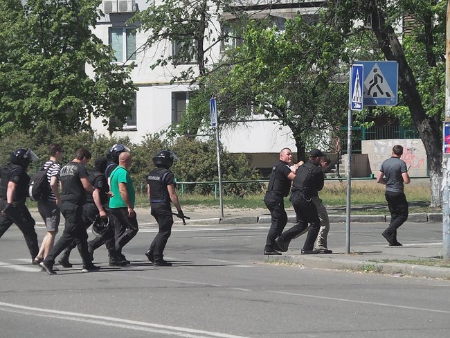 Неизвестные разгромили киоски возле Лесной, где избили пенсионера. Произошли столкновения с полицией 34