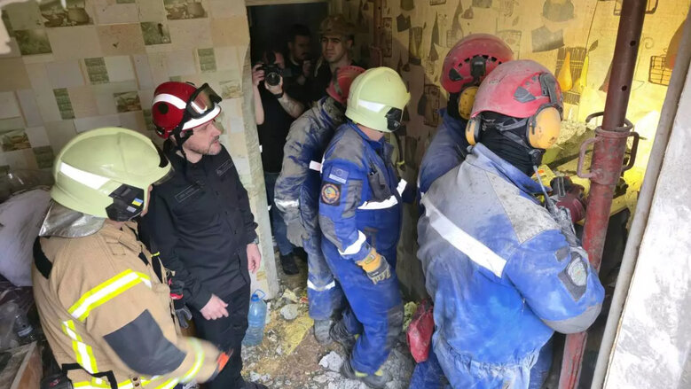 Удар РФ по Киеву Мужчину спасли из разрушенного под'їзду