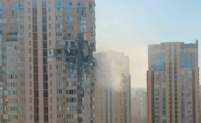 ДСНС про влучання ворожого снаряду у багатоповерхівку на Лобановського: Попередньо жертв немає, кількість постраждалих уточнюється. Проводиться евакуація 01