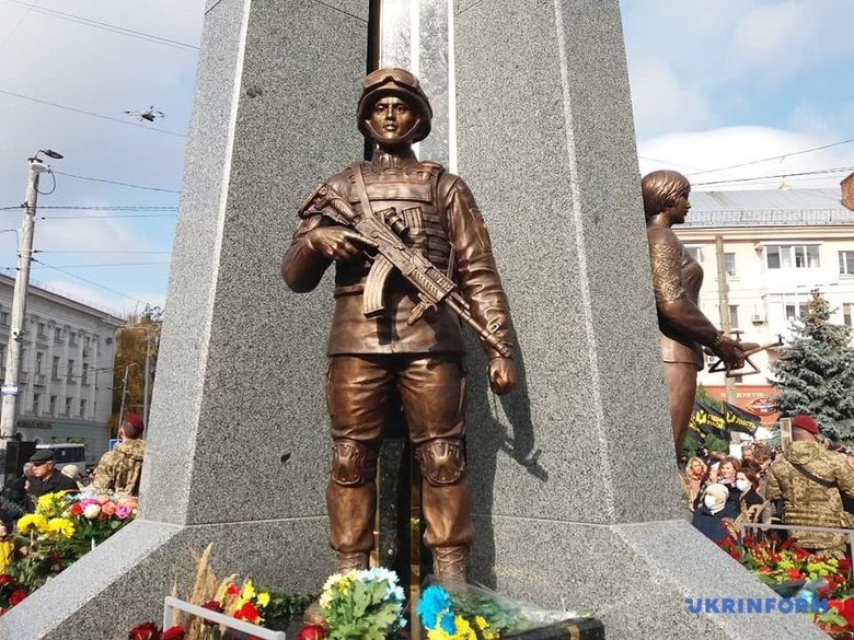 У Житомирі відкрили памятник Захисникам України у війні з російським агресором 04