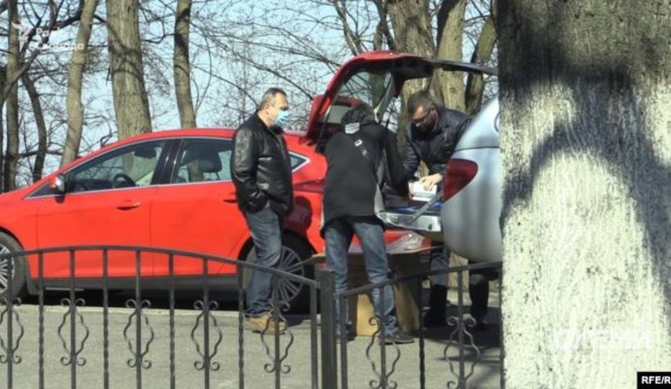 Из Минздрава вывозят китайские тесты на коронавирус на частных автомобилях, - расследование "Схем". ВИДЕО+ФОТОрепортаж