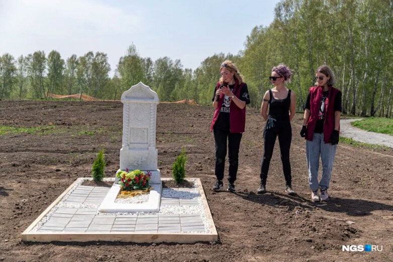 В Росії провели конкурс із прикрашання могил 15