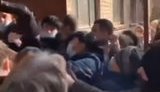 "Дочекалися, коли смажений півень за дупу клюне": тисняви в черзі на вакцинацію в Маріуполі. ВIДЕО