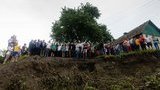 Дизельні генератори, помпи для відкачування води та гроші на техніку, - Порошенко привіз допомогу постраждалим від повені на Прикарпатті. ФОТОрепортаж