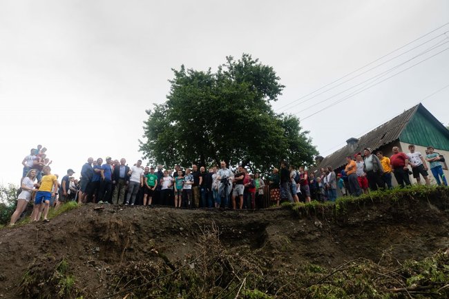 Дизельні генератори, помпи для відкачування води та гроші на техніку, - Порошенко привіз допомогу постраждалим від повені на Прикарпатті 04 Дизельні генератори, помпи для відкачування води та гроші на техніку, - Порошенко привіз допомогу постраждалим від повені на Прикарпатті 04