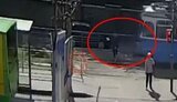 В Виннице пешеход сбежал с места происшествия после того, как его сбил трамвай. ВИДЕО камер наблюдения