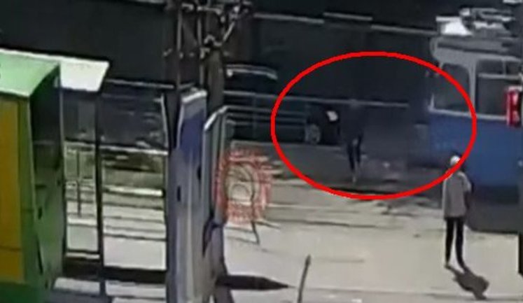 В Виннице пешеход сбежал с места происшествия после того, как его сбил трамвай. ВИДЕО камер наблюдения