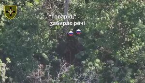 Окупант забирає речі у пораненого поплічника, плескає його по грудях та покидає, залишивши друга на смерть. ВIДЕО
