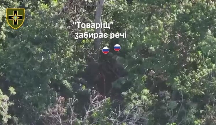 Окупант забирає речі у пораненого поплічника, плескає його по грудях та покидає, залишивши друга на смерть. ВIДЕО