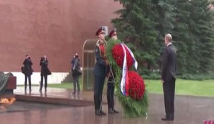Під час покладання Путіним квітів до Могили Невідомого солдата йшла злива. Вінок тримали два солдати. ВІДЕО