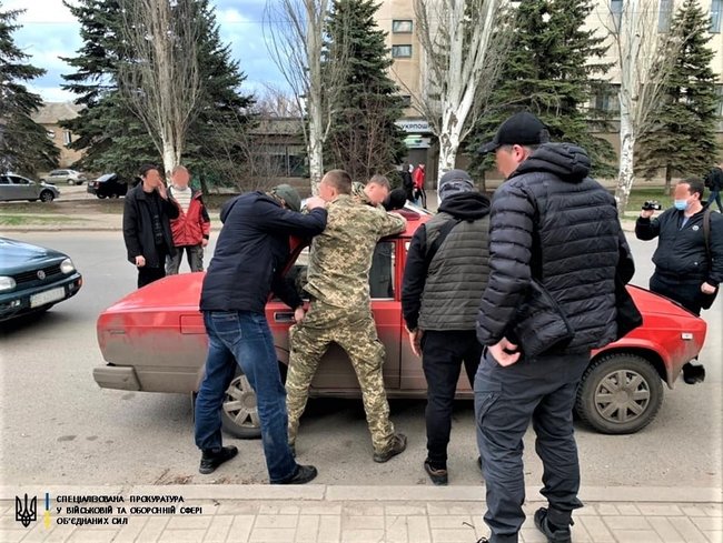 На Донетчине задержан военнослужащий, угрозами вымогавший 3 тыс. долл., - прокуратура 01