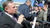 К кипящим от злости "афганцам" регионал Ефремов отважился выйти только в сопровождении двухметрового коллеги Волкова. ФОТОрепортаж