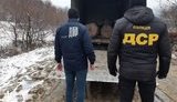 Сотрудник лесхоза задержан на Закарпатье при получении 15 тыс. грн взятки за нелегальную древесину, - ГБР. ФОТО