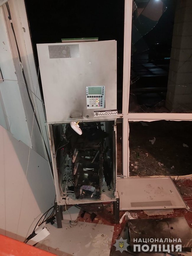 На Харківщині вночі підірвали банкомат, викрадено понад 2 млн грн, - Нацполіція 04