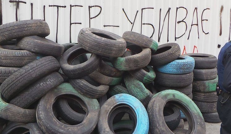 "Шины поджигать не будем", - активисты установили палатки возле офиса телеканала "Интер". ФОТОрепортаж+ВИДЕО (обновлено)