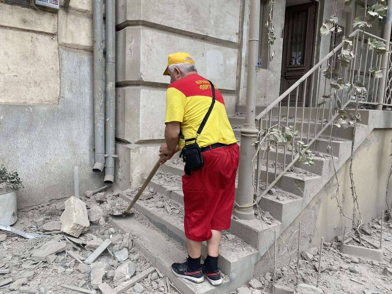 Понад 40 будівель понівечено внаслідок обстрілу Одеси 04