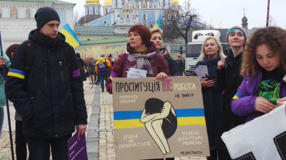 Марш за права женщин прошел в центре Киева 01