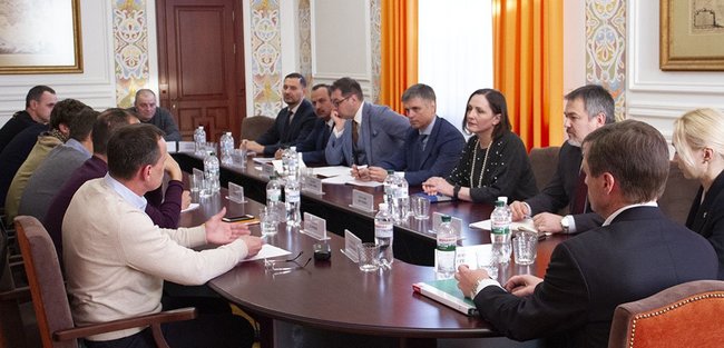 Сенцов забрав із МЗС режисерський стілець із написом Свобода 02