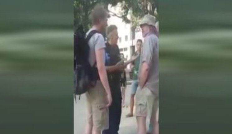 "Іди нах#й зі своєю українською мовою! Ти зрозумів, бл#дь!" – німецькомовний прихильник "русского мира" спровокував конфлікт на пікеті посольства РФ в Берліні. ВІДЕО+ФОТОрепортаж