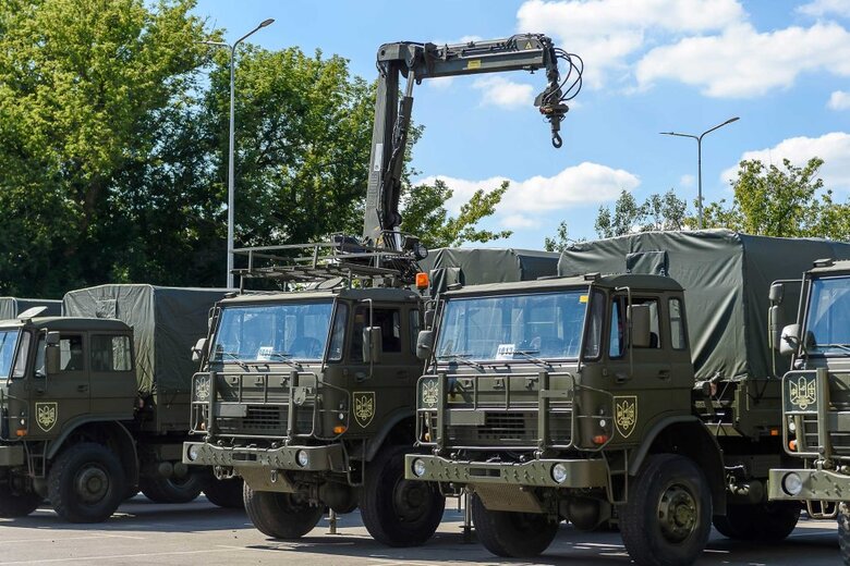 45-та артилерійській бригада отримала 4 вантажівки DAF та 4 лазне-пральних комплекси 02