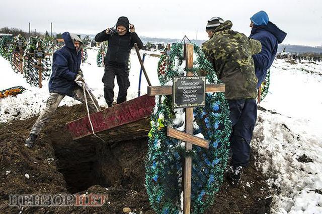 Когда мы встретились с поисковиком, он полчаса не решался мне сказать, что нашли тело моего сына, - отец погибшего бойца Александра Тищенко 14