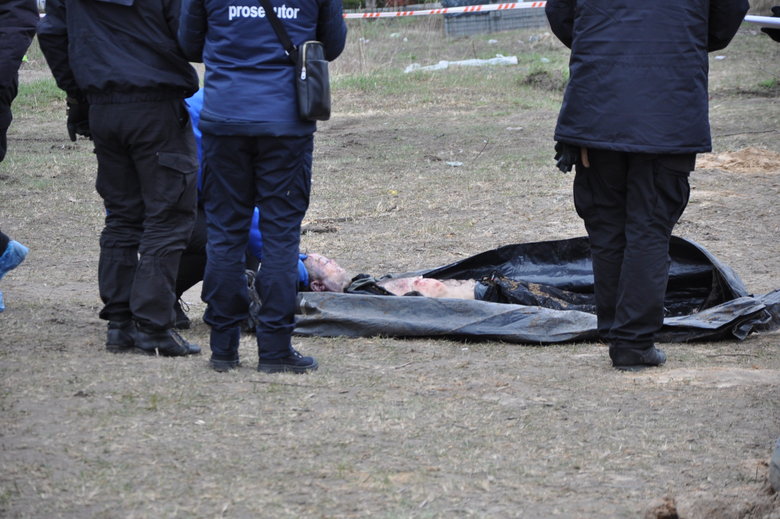 В Бучі ексгумують з братської могили тіла вбитих росіянами мирних жителів: Майже всі з вогнепальними пораненнями, деякі із завязаними руками та ногами 15