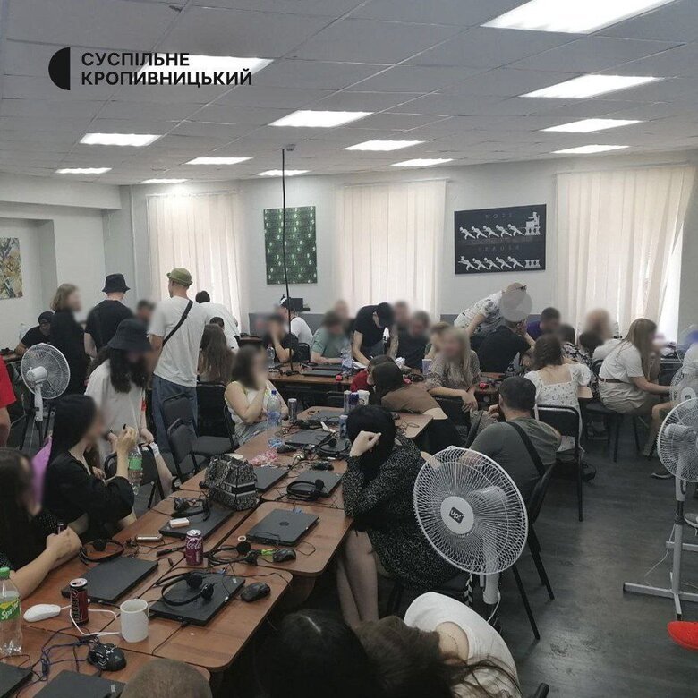 У Кропивницькому викрито офіс, працівники якого займалися телефонним шахрайством, - ЗМІ 01
