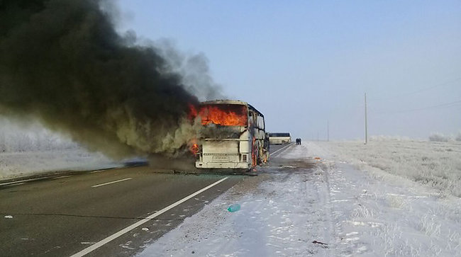 При возгорании автобуса в Казахстане погибли 52 человека 03