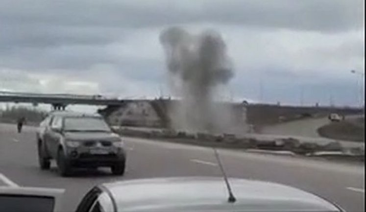 Украинские дроны поразили два автомобиля оккупантов в 50 км от линии фронта вблизи Донецка. ВИДЕО