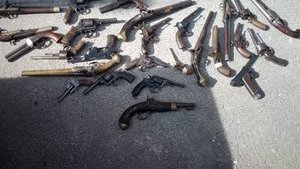 Оголошено в розшук екс-главу ГУ МВС у Запоріжжі через справу про крадіжку колекційної зброї, яку знайшли в Януковича та Пшонки. ФОТОрепортаж