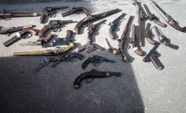 Оголошено в розшук екс-главу ГУ МВС у Запоріжжі через справу про крадіжку колекційної зброї, яку знайшли в Януковича та Пшонки 03