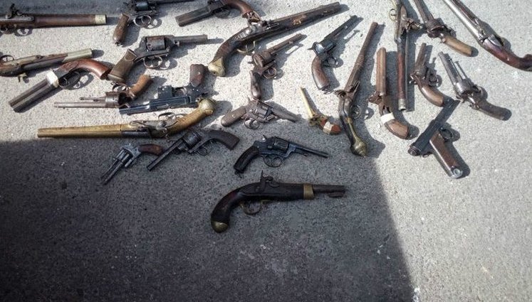 Оголошено в розшук екс-главу ГУ МВС у Запоріжжі через справу про крадіжку колекційної зброї, яку знайшли в Януковича та Пшонки. ФОТОрепортаж