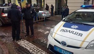 Євробляхери перекрили вулицю перед Львівською митницею: вимагають знизити ціну розмитнення. ФОТО