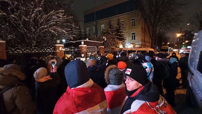Возле посольства Казахстана в Киеве прошла акция против репрессий в отношении митингующих и интервенции ОДКБ 06