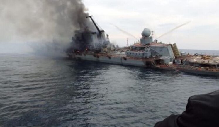 Останній радіообмін російського крейсера "Москва": Две пробоины ниже ватерлинии! Подтверждаю! Винт стал! Мостик отрезан! Молчит! Крен 30 градусов!". АУДIО
