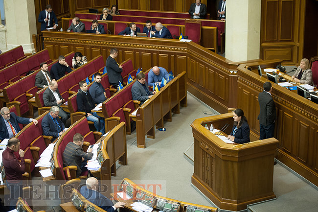 Депутати-соньки, Кіссе, який голосує за трьох, радісний Гройсман і обійми Лозового з Ляшком: як Рада вночі приймала Держбюджет-2019 11