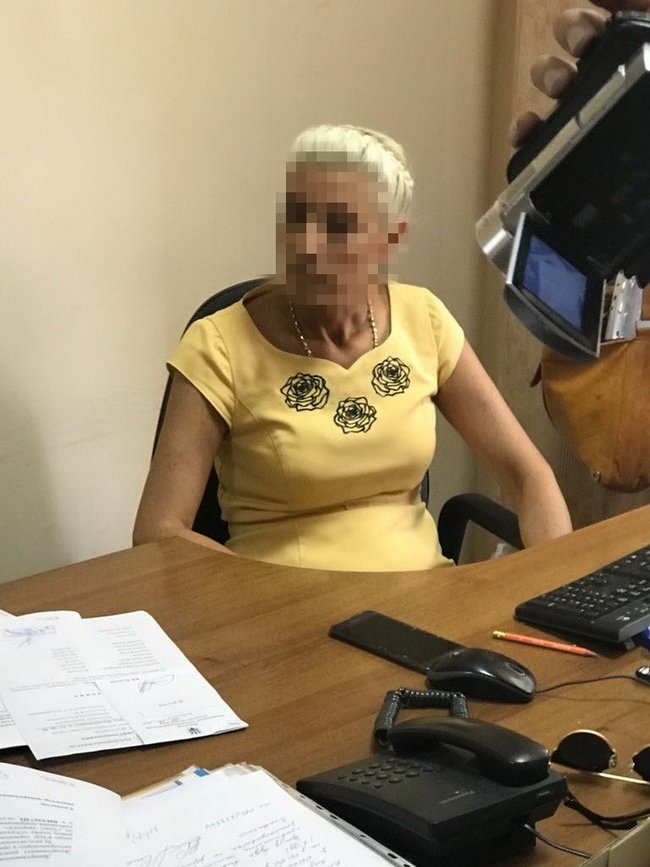 СБУ задержала на взятке чиновницу Одесского горсовета 01