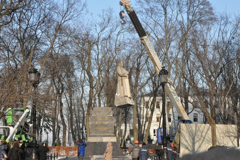 Пам’ятник радянському генералу Ватутіну демонтували у Києві 10