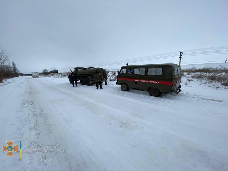Рятувальники ліквідовують наслідки негоди на дорогах України 06