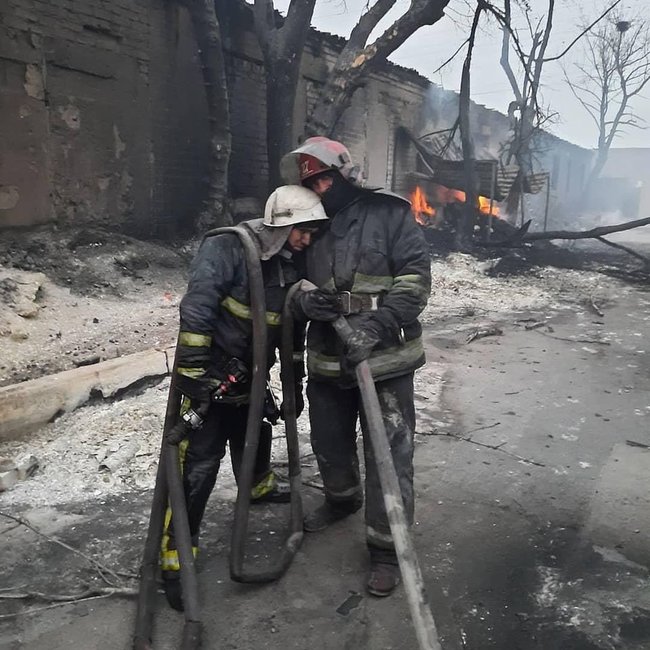 Пожежники після ночі боротьби з вогнем на Луганщині 01
