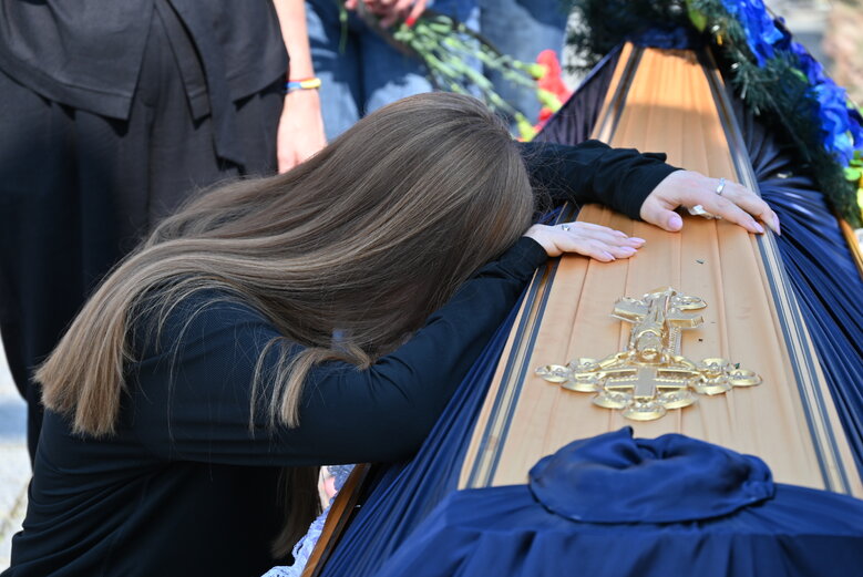 Із загиблим воїном, майданівцем Павлом Каленіченком попрощалися на Майдані Незалежності 18