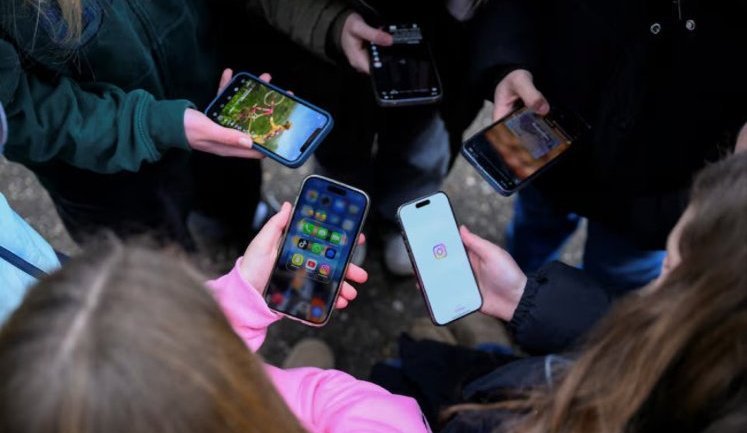 У школах Польщі з 1 вересня заборонять користуватися мобільними телефонами дітям до 15 років